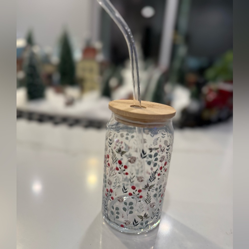 16 oz Glass Tumbler w/Straw & Bamboo Lid. Holly Christmas themed tumbler. New.